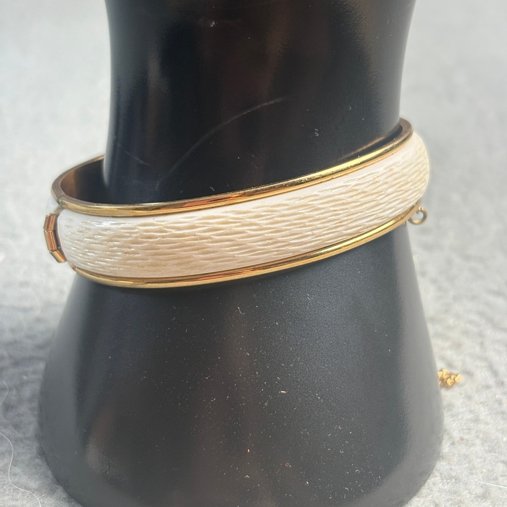 Vintage Gold Tone Hinged Bangle Bracelet Textured White Inlay Safety Chain
